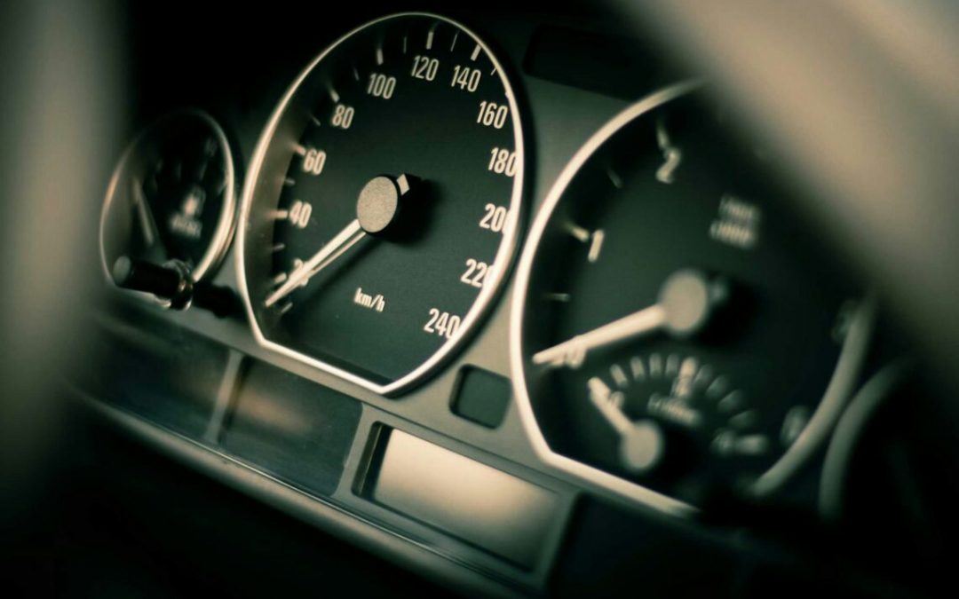 ¿Por qué el velocímetro de tu coche marca más velocidad de la real?